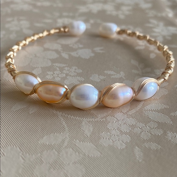 Elegant Gold and Pearl Bracelet - Picture 3 of 3